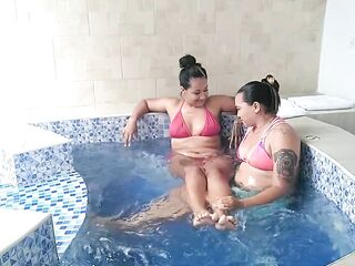 me encanto el sexo lésbico con la secretaria de mi marido