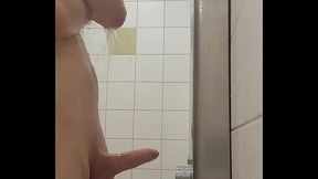 In Sporthalle geduscht