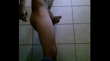 magrinho mostrando a piroca