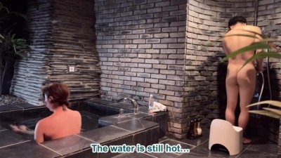 痙攣絶叫！網タイツで浴後のJD彼女を盗撮ファック