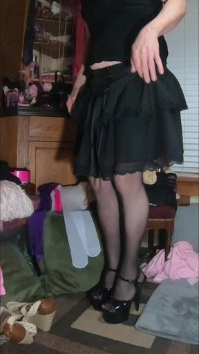 Daphne wiggles her ass in ruffle skirt