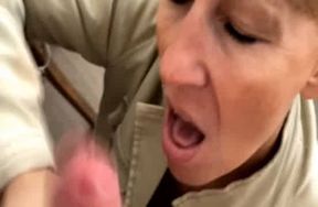 ma matue vient me sucer au bureau