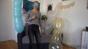 Foxys rides big figurine balloons