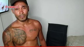 Policial karioca batendo punheta e gozando duas vezes ,antes e depois do servi&ccedil_o