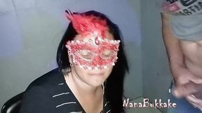 chupando e deixando os estranhos gozarem na minha boca, na cabine de glory hole do sexshop