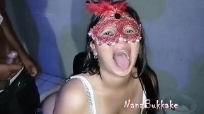 chupando e deixando os estranhos gozarem na minha boca, na cabine de glory hole do sexshop