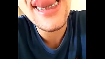trincadinho simulando uma chupiscada no grelo