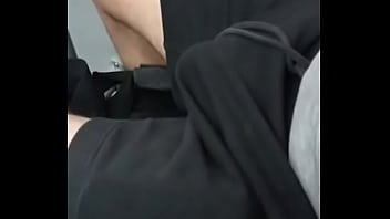 Joven erecto en la micro