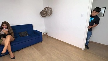 Mi hijastro me coge el culo cuando su papá no está en casa