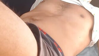 Samotny desi facet w amatorskim klipie wkłada sobie palce w odbyt i głaszcze go, doprowadzając do eksplozywnego orgazmu