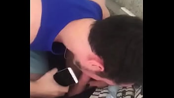 Chupando gostoso a tgirl helo&aacute_