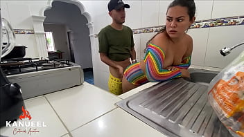 SORPRENDO A MI CU&Ntilde_ADA DE CUL DIO ENORME EN LA COCINA Y TERMINAMOS FOLLANDO DE PIE