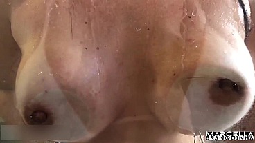 Safada rabuda no banho, Gemendo gostoso e metendo o consolo na buceta apertadinha.