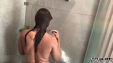 Safada rabuda no banho, Gemendo gostoso e metendo o consolo na buceta apertadinha.