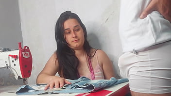Costureira observando ere&ccedil_&atilde_o do cliente!
