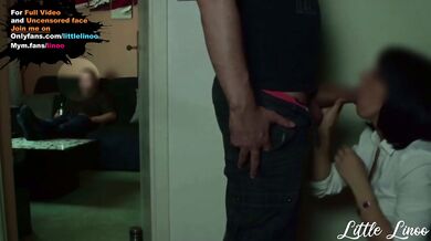 Belle mère suce son beau fils pendant que son mari regarde la tv