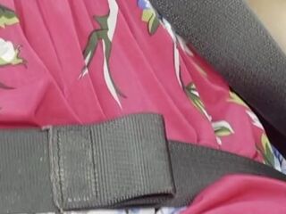 un taxi me lleva y me masturbo con el conductor alado