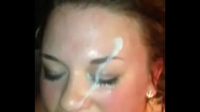 Gritando su leche en la cara