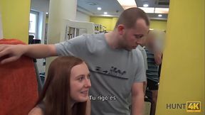 HUNT4K. Cocu pour de l'_argent permet au chasseur de baiser sa copine dans le gymnase vide