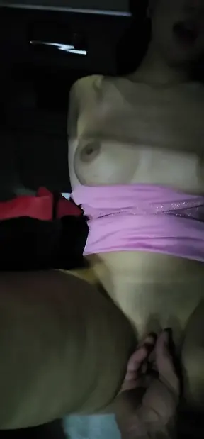 Aziatische godin wordt in een taxibestuur getrapt