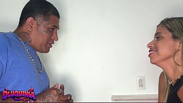 O corninho presenciou toda a safadeza que fiz com a sua mulher enquanto ele foi ao mercado quando voltou gozou dentro da buceta dela tamb&eacute_m