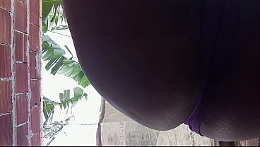 crente safada exibe as tetas enormes e gostosas ao ar livre