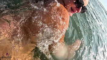WILD OUTDOOR EXTREME?! AMATEUR WELLENFICK ORGASMUS MITTEN IM MEER!