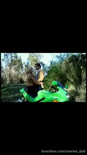 Me junto con mi Amante para dar una vuelta en moto y terminamos follando al aire libre.