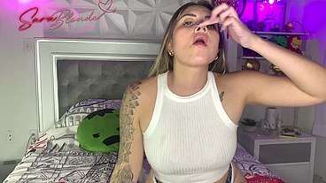 Sarablonde se masturba mientras se urga la nariz