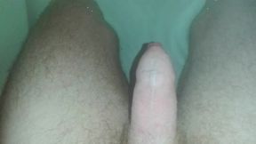 Naked maturbation in the bath whith my bladder ful of pee