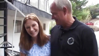 Allison Wyte le hace una mamada descuidada antes de que Dick Nasty le dé duro a su apretado culo.