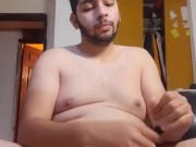 Hombre gordo se masturba mientras se pica el culo