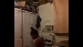 Raso Singando con amiga en su casa