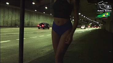 Ninfeta se exibe dentro do túnel da cidade, e ainda fez boquete.