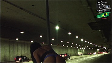Ninfeta se exibe dentro do túnel da cidade, e ainda fez boquete.