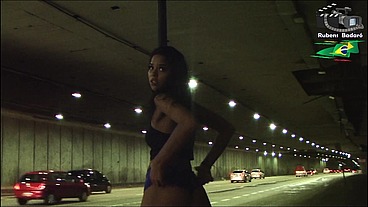 Ninfeta se exibe dentro do túnel da cidade, e ainda fez boquete.
