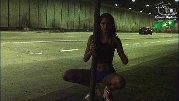 Ninfeta se exibe dentro do túnel da cidade, e ainda fez boquete.