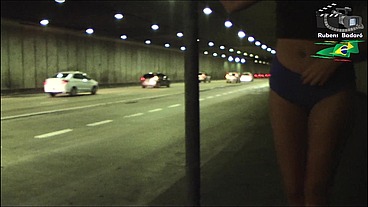 Ninfeta se exibe dentro do túnel da cidade, e ainda fez boquete.