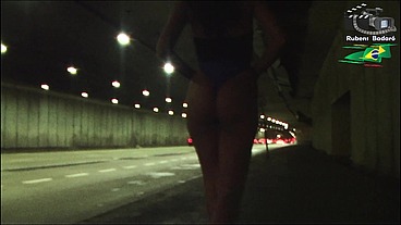 Ninfeta se exibe dentro do túnel da cidade, e ainda fez boquete.
