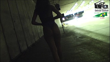 Ninfeta se exibe dentro do túnel da cidade, e ainda fez boquete.