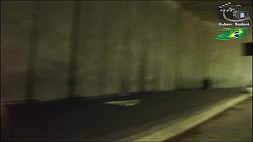 Ninfeta se exibe dentro do túnel da cidade, e ainda fez boquete.