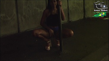 Ninfeta se exibe dentro do túnel da cidade, e ainda fez boquete.