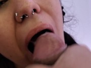 ¡Putita con cara de princesa quiere exprimir toda la lechita y se traga hasta la última gota!