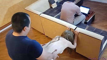 Mi Cu&ntilde_ado me Follara como una Puta Mientras mi Marido Trabaja en la Lapto NTR