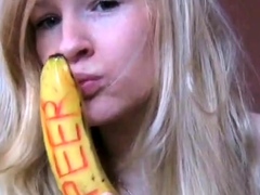 Deutsche Amateurin steckt sich eine Banane in den Arsch
