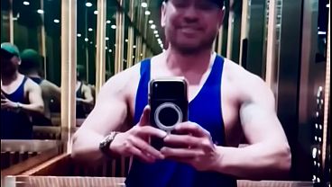 Hombre heterosexual sexy y varonil hace porno gay por necesidad