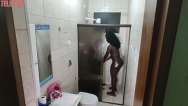 FLAGREI MEU AMIGO TOMANDO BANHO NÃO PERDI TEMPO! CAÍ DE BOCA E BUCETA NO PAUZÃO DELE