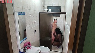 FLAGREI MEU AMIGO TOMANDO BANHO NÃO PERDI TEMPO! CAÍ DE BOCA E BUCETA NO PAUZÃO DELE