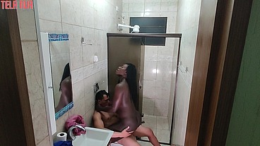 FLAGREI MEU AMIGO TOMANDO BANHO NÃO PERDI TEMPO! CAÍ DE BOCA E BUCETA NO PAUZÃO DELE