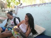 me pone muy cachonda follar al aire libre mientras pasan los vecinos